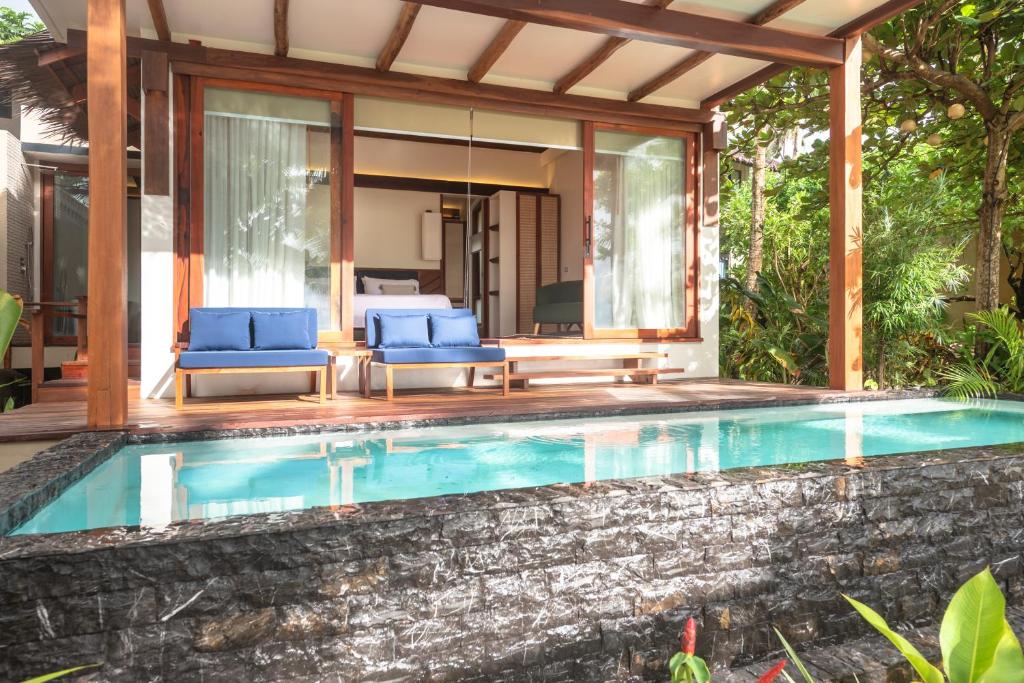 - une piscine avec des chaises et une maison dans l'établissement L'Osteria Luxe Beachfront B&B, à General Luna