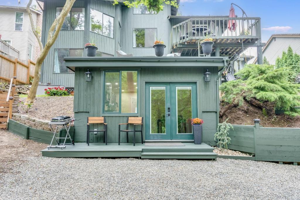 een tiny house met een veranda en een terras bij Beautiful place with a great location, free parking, WiFi & large TV. in Federal Way