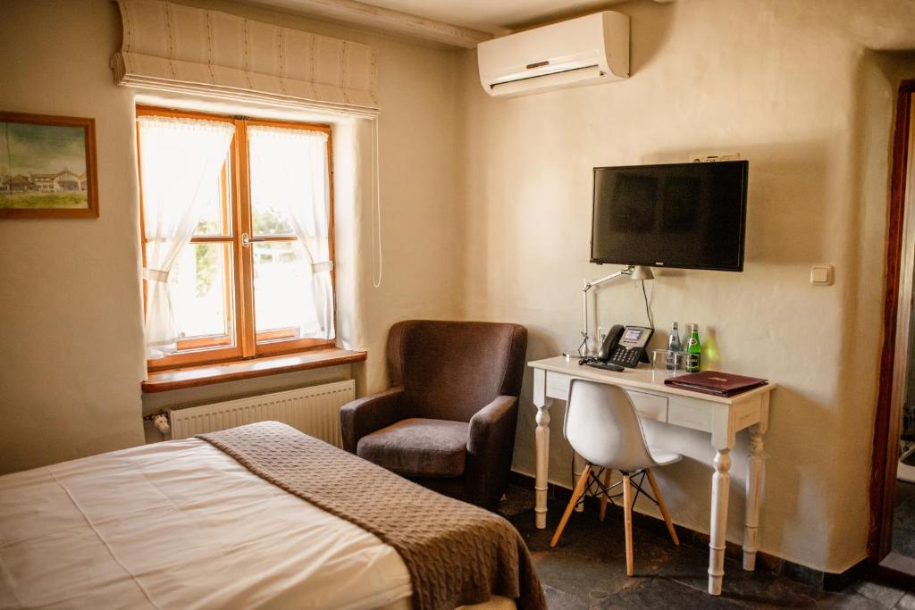 Televízia a/alebo spoločenská miestnosť v ubytovaní Osada Głęboczek. Vine Resort&Spa
