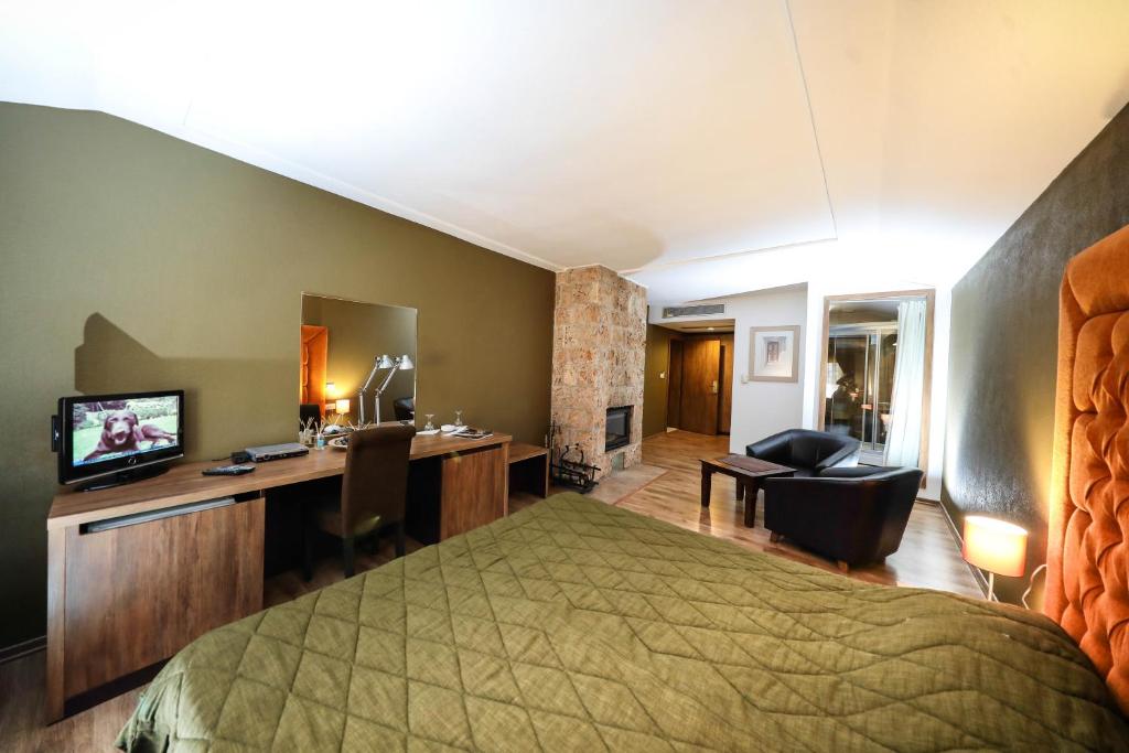 TV a/nebo společenská místnost v ubytování Hotel Çarshia e Jupave