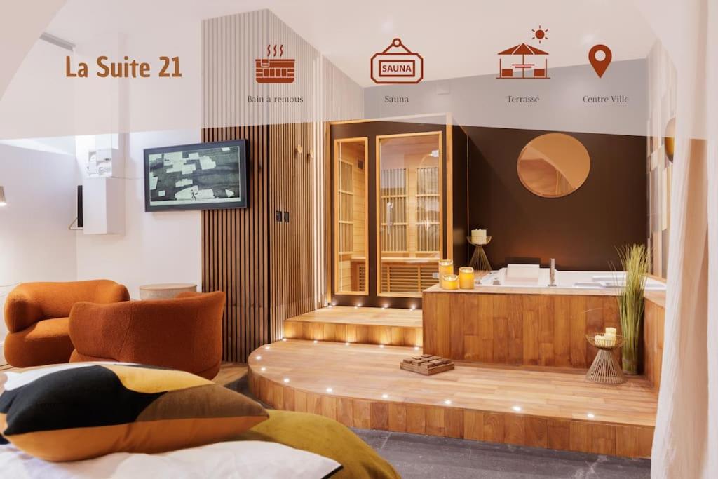 a room with a tub and a tv in a room at La suite du 21 - jacuzzi - sauna - centre ville in Bourg-en-Bresse