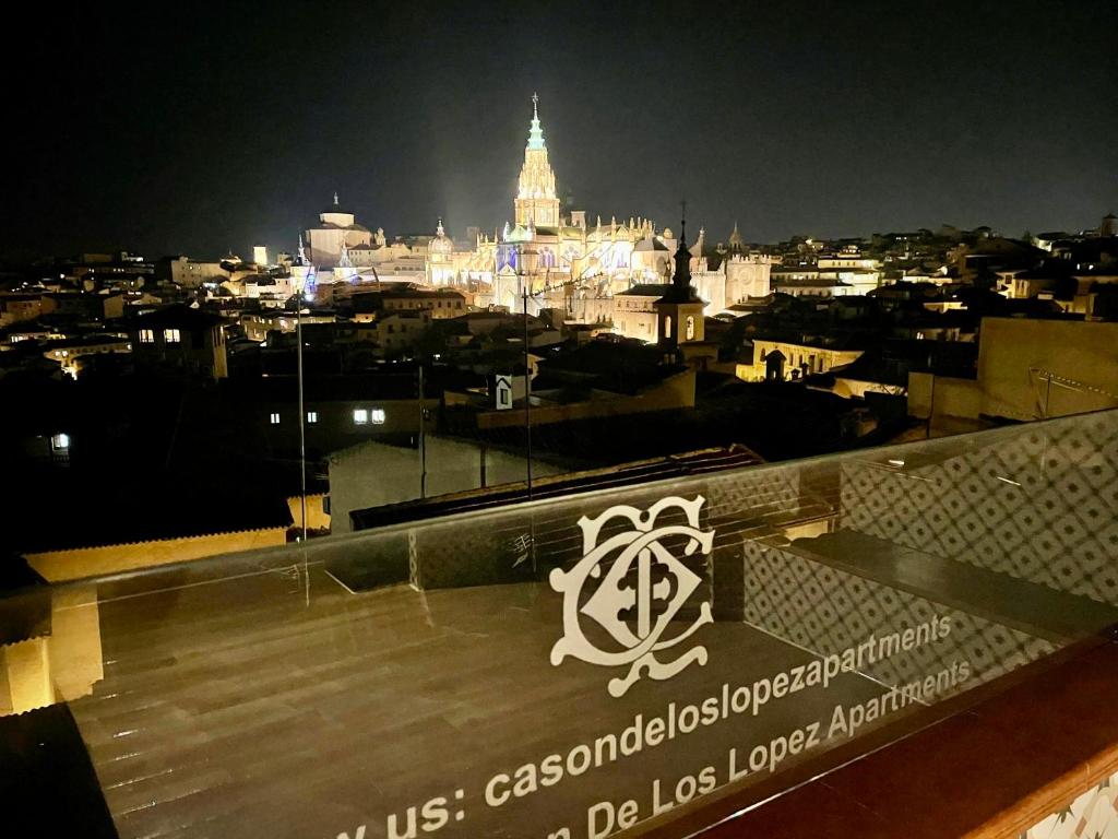 Casón De Los López Apartments في طليطلة: إطلالة على مدينة في الليل مع usgs georgetonlezlez