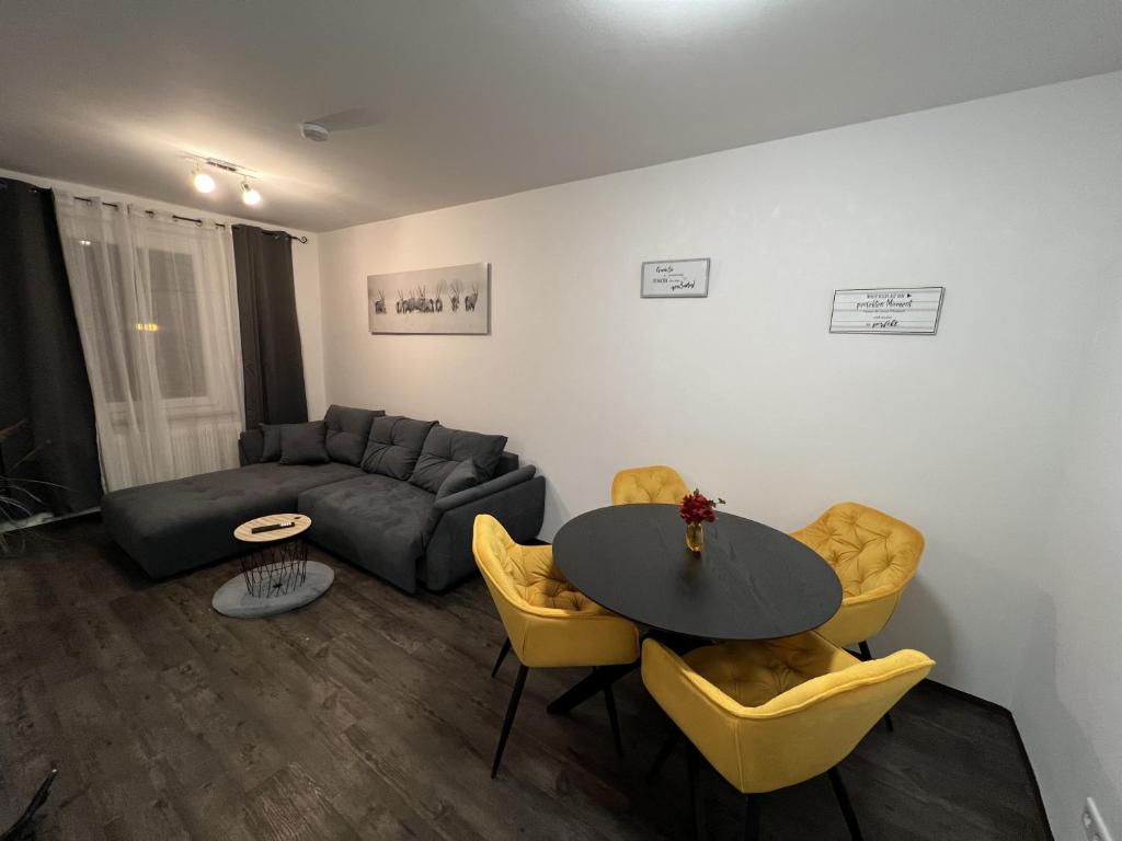 紐倫堡的住宿－Wohnung in Altstadtnaehe，客厅配有桌子和沙发