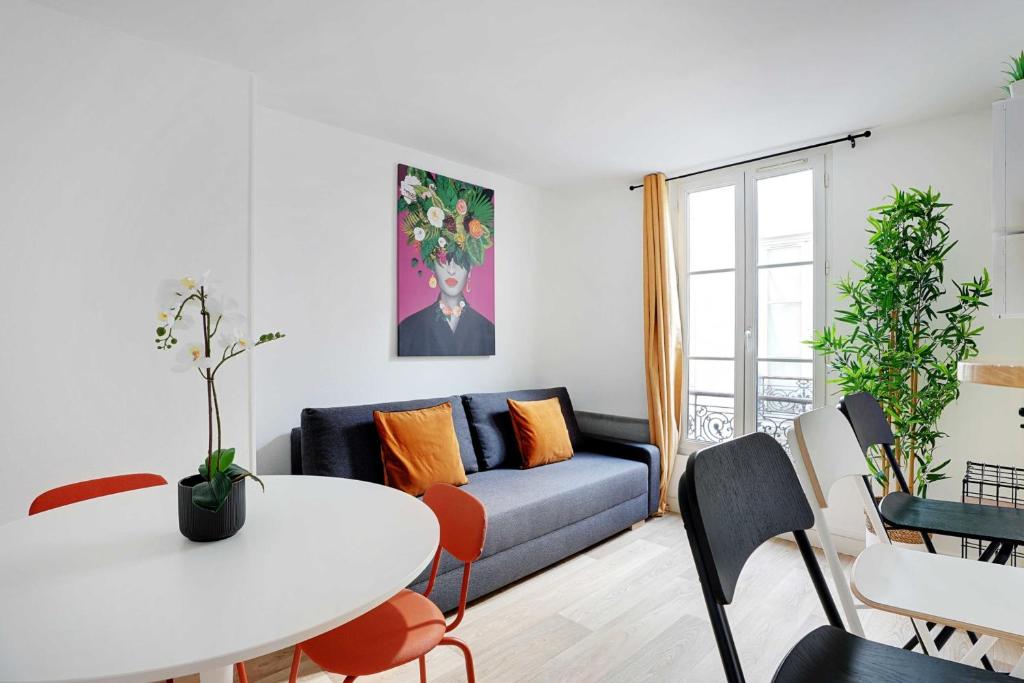 un salon avec un canapé et une table dans l'établissement Modern apartment - 2BR-4P - Sacré-Cœur, à Paris