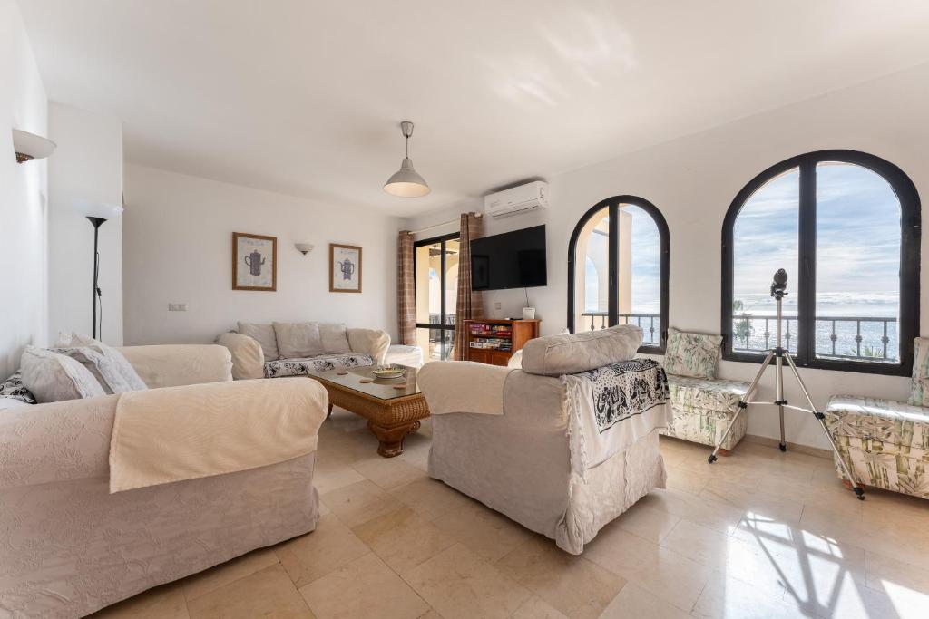 een woonkamer met 2 banken en een tv bij Stunning Sea Views Penthouse in La Cala de Mijas