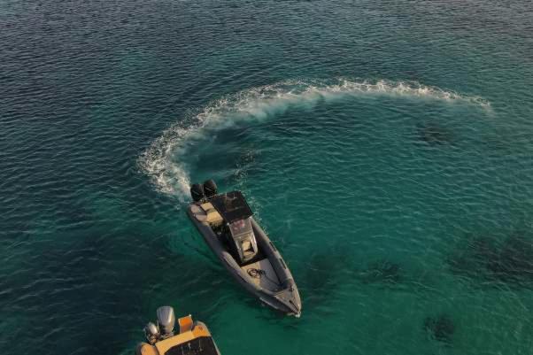 un barco en el agua en el océano en Elite Power Ribs en Mykonos ciudad