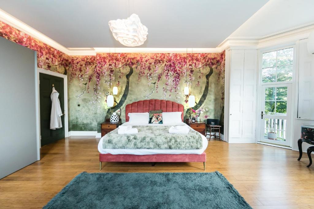 sypialnia z dużym łóżkiem i tapetą w kwiaty w obiekcie The West Wing at Hillthorpe Manor by Maison Parfaite - Large 5 Bedroom House with Gardens w mieście East Hardwick