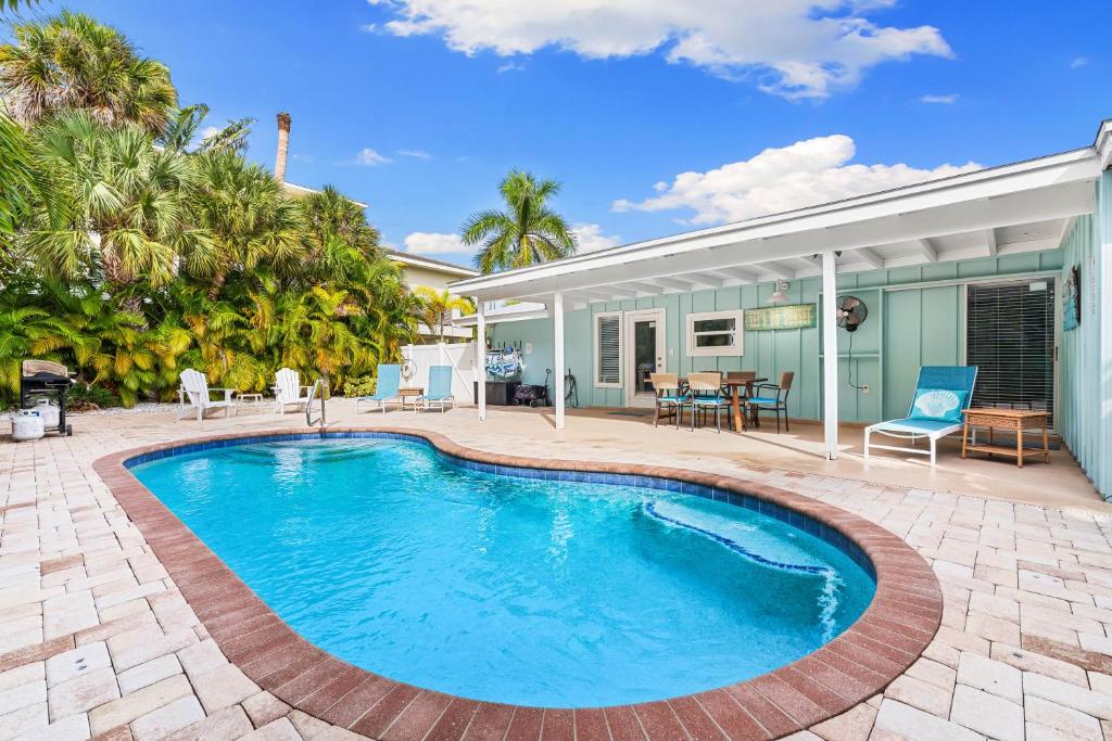 una piscina frente a una casa en Blue Lagoon, en Siesta Key