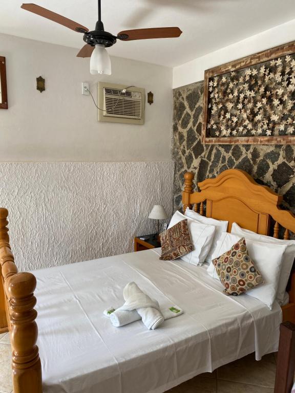 1 dormitorio con 1 cama con toallas en Anexo D'Pillel, en Abraão