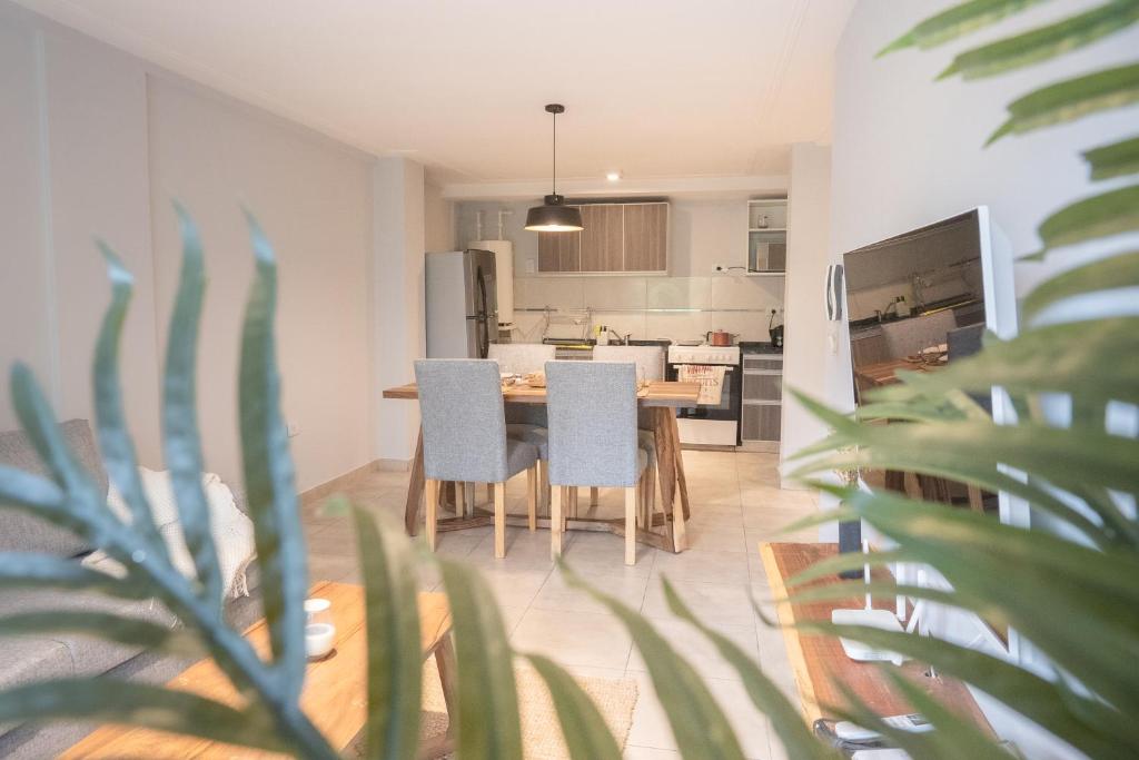 a kitchen and dining room with a table and chairs at Torre Alem 2 A in San Miguel de Tucumán