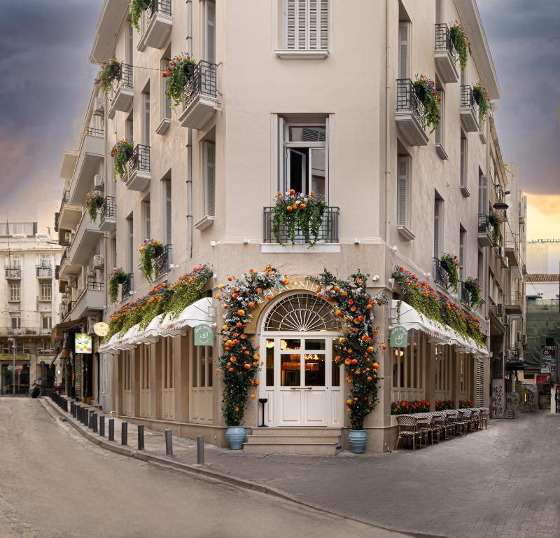 een gebouw met bloemen aan de zijkant bij Belle Epoque Suites in Athene