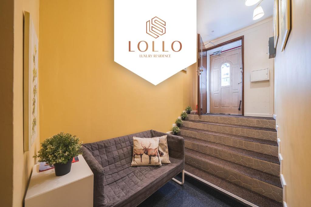 Station Apartments - Lollo Luxury في فيلنيوس: غرفة انتظار مع أريكة أمام باب