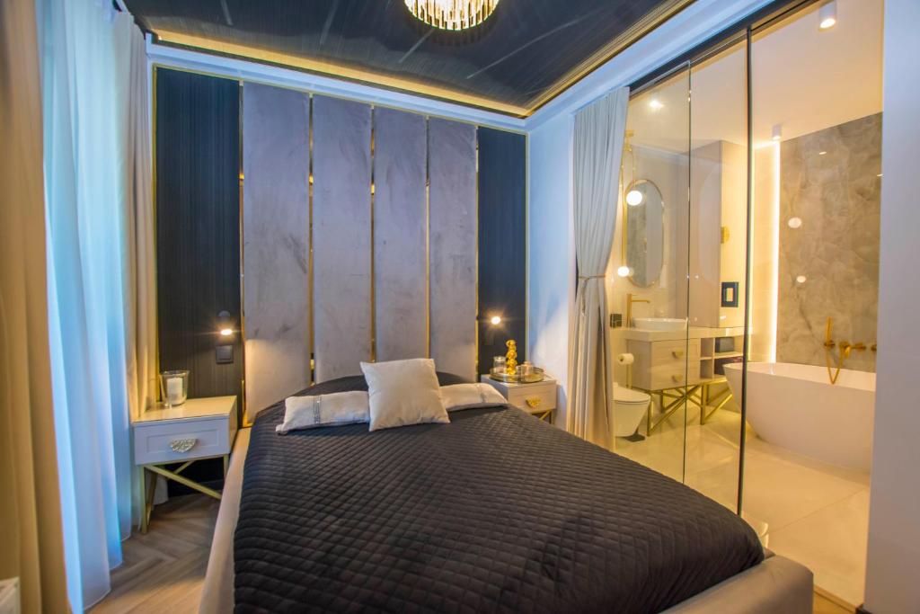 Lux Stays by Torres at K39 Krakow tesisinde bir odada yatak veya yataklar