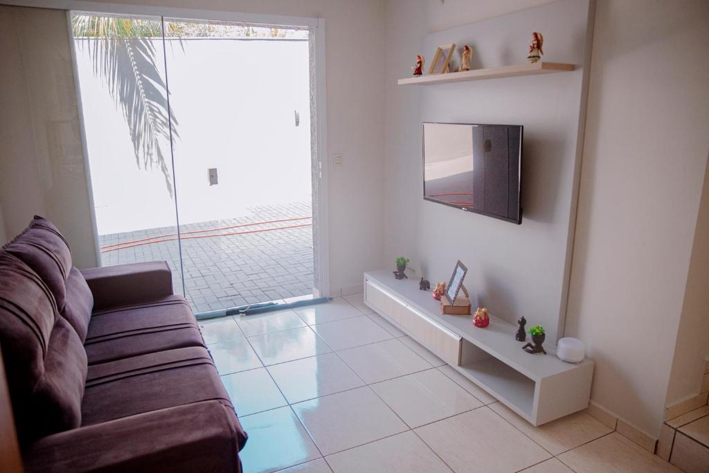 Uma TV ou centro de entretenimento em Incrivel casa c otima localizacao em Foz do Iguacu
