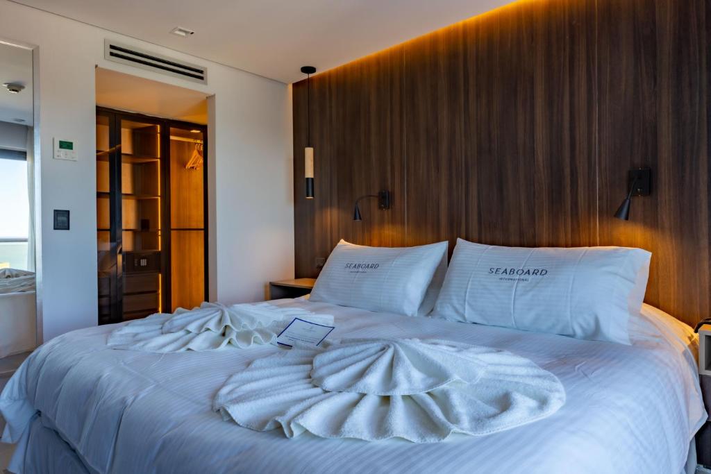 Una cama o camas en una habitación de New Seaboard