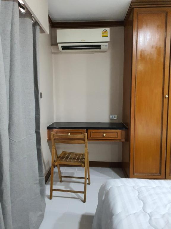 a small desk in a room with a bed at Bitec Bangna Bkk in Bangkok