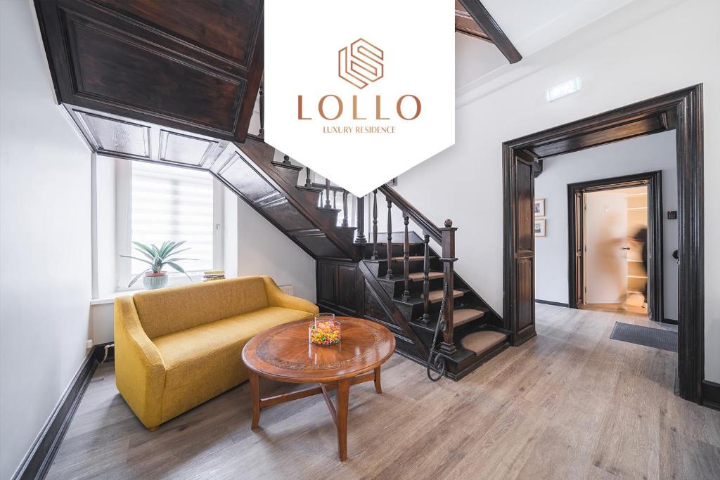een woonkamer met een bank en een tafel bij Lollo Residence - Lollo Luxury in Vilnius