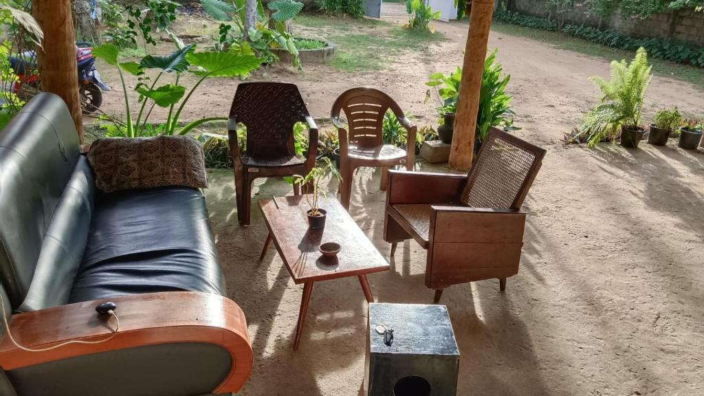 un grupo de sillas y un sofá y una mesa en Kailani boutique stay, en Varkala