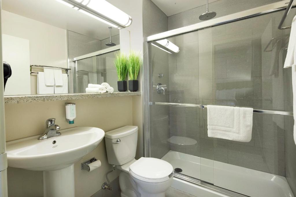 Koupelna v ubytování Canadas Best Value Inn Toronto