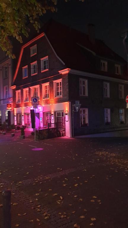 un edificio con luces púrpuras en la parte delantera en Hotel Restaurant Meints4you im Bürgerhof, en Recklinghausen