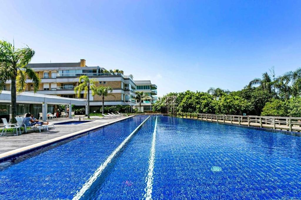 Swimmingpoolen hos eller tæt på Apartamento Vista Mar 2 quartos em Condomínio Clube a 100 metros da Praia do Campeche, Florianópolis
