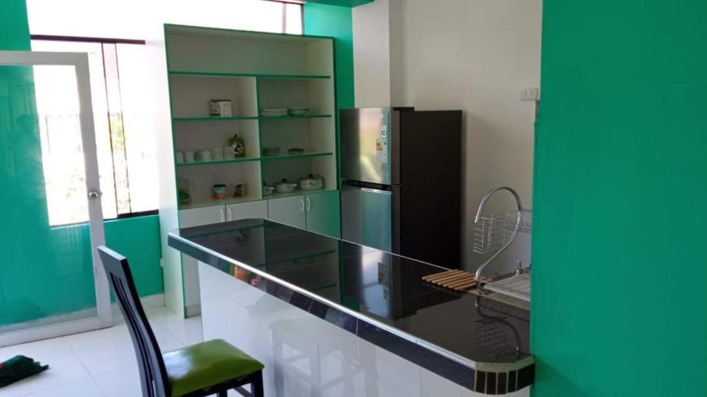 eine Küche mit einer Glasscheibe und einem Kühlschrank in der Unterkunft Suit Quilla in Quillabamba