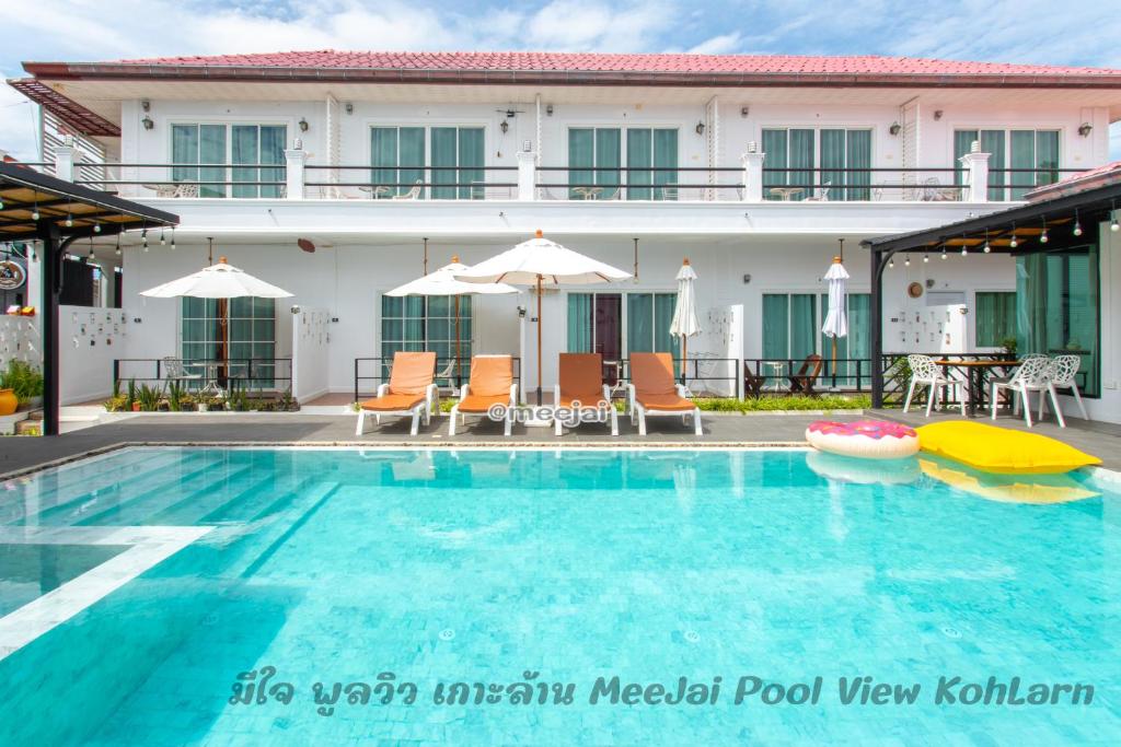 a swimming pool in front of a hotel at MeeJai Pool View Kohlarn in Ko Larn