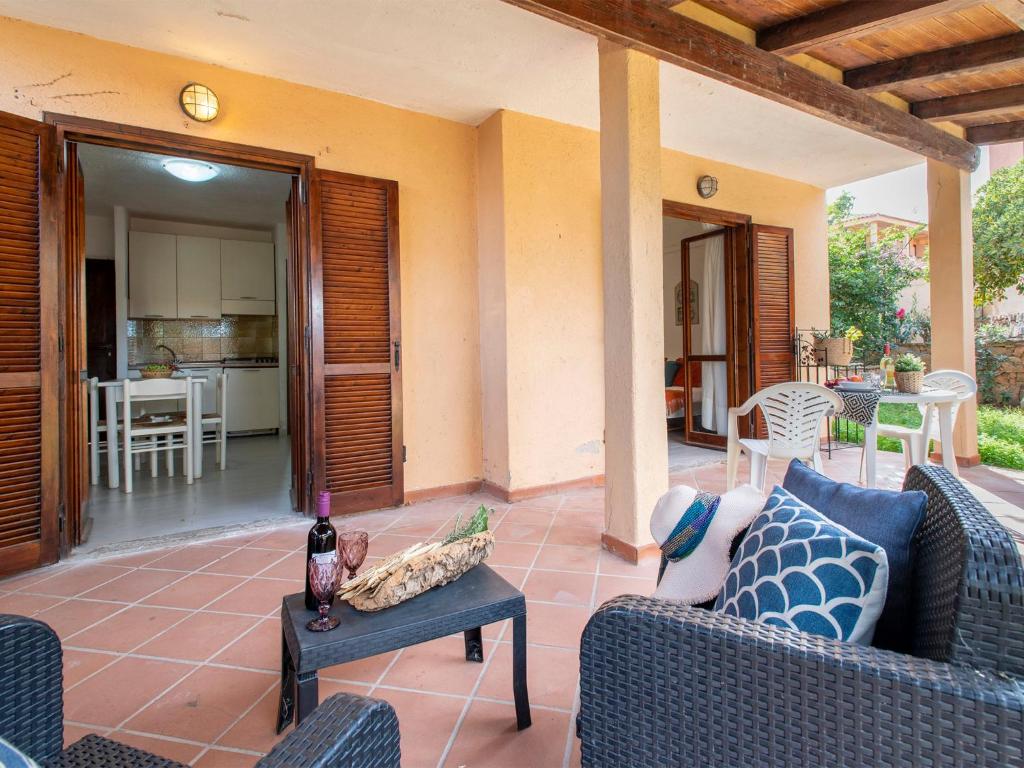un patio con sedie e tavolo e una cucina di Apartment F4-F1 by Interhome a Marinella