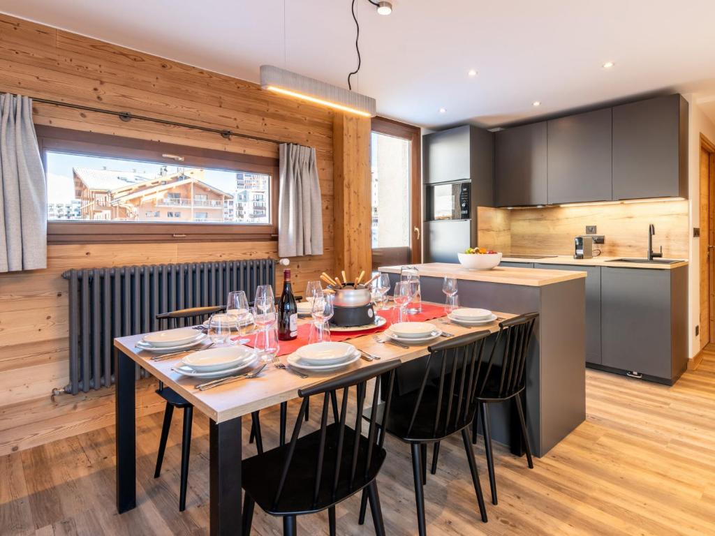 - une cuisine avec une grande table et des chaises dans l'établissement Apartment Le Pramecou - Val Claret-8 by Interhome, à Tignes