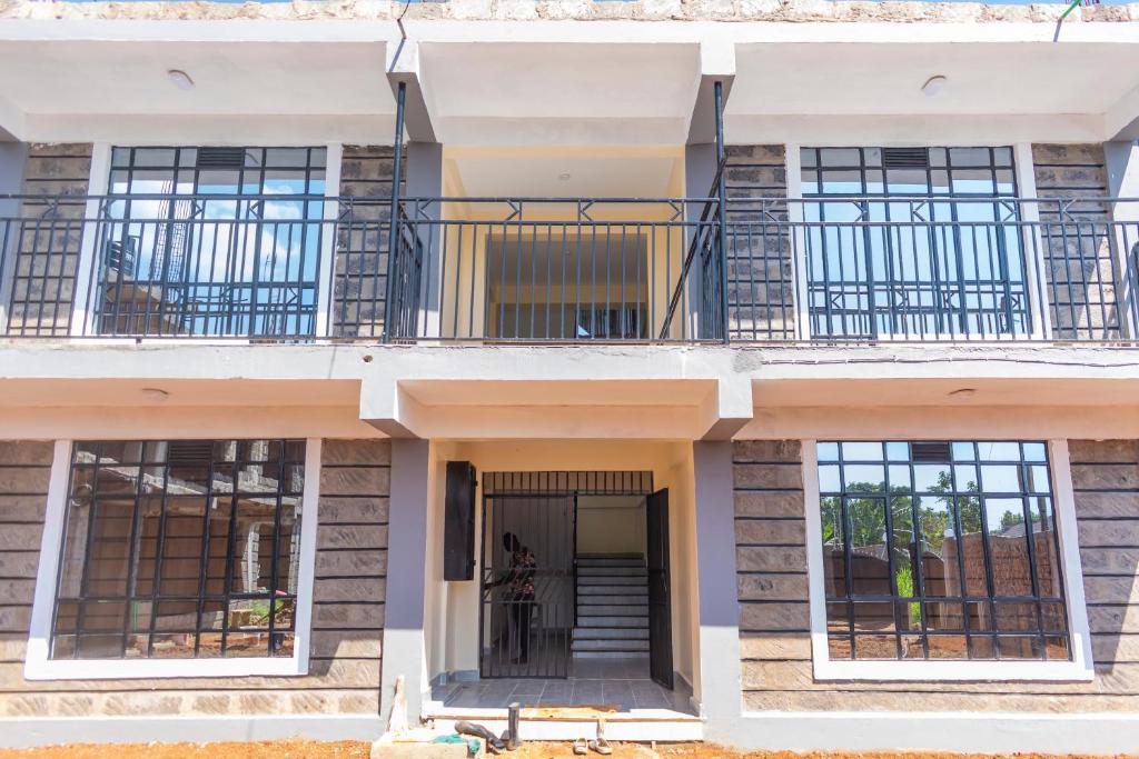 ein Gebäude mit Balkon darüber in der Unterkunft Arabella Apartments in Bungoma