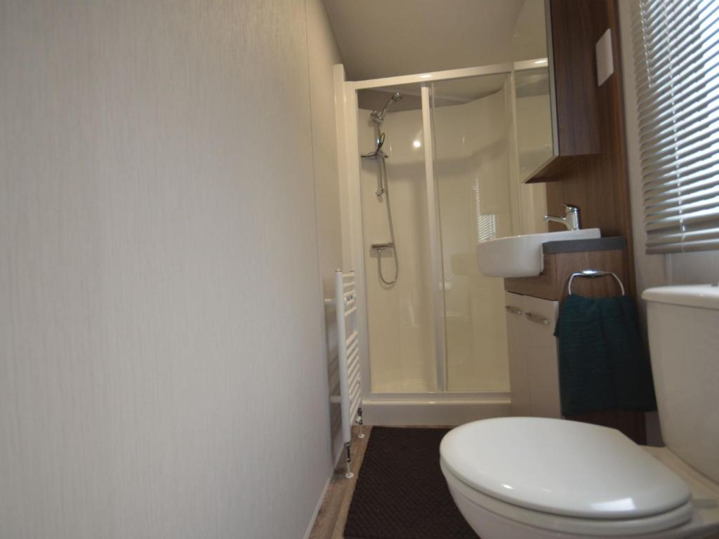 Koupelna v ubytování Holiday Home Wiringherlant-28 by Interhome