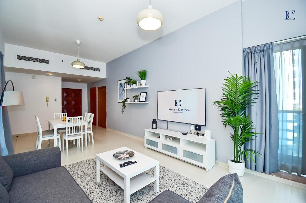 een woonkamer met een bank en een tafel bij Stylish 1BR Apartment - Close to Metro in Dubai Marina - CAS in Dubai
