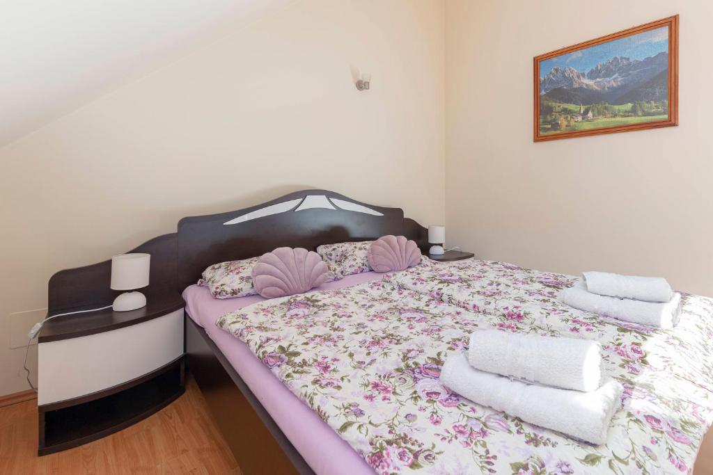 Postel nebo postele na pokoji v ubytování Apartment Pr' Kavač