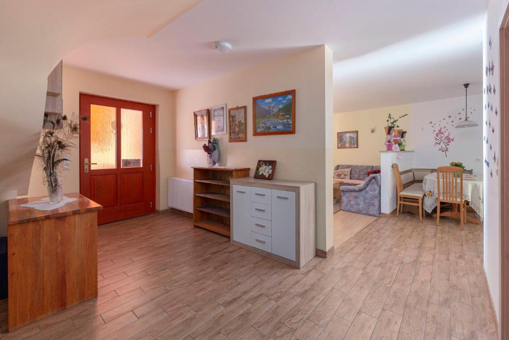 TV a/nebo společenská místnost v ubytování Apartment Pr' Kavač