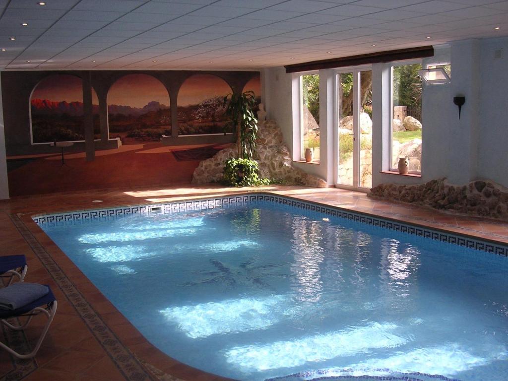 Bazén v ubytování Hotel Villa Lehmi nebo v jeho okolí