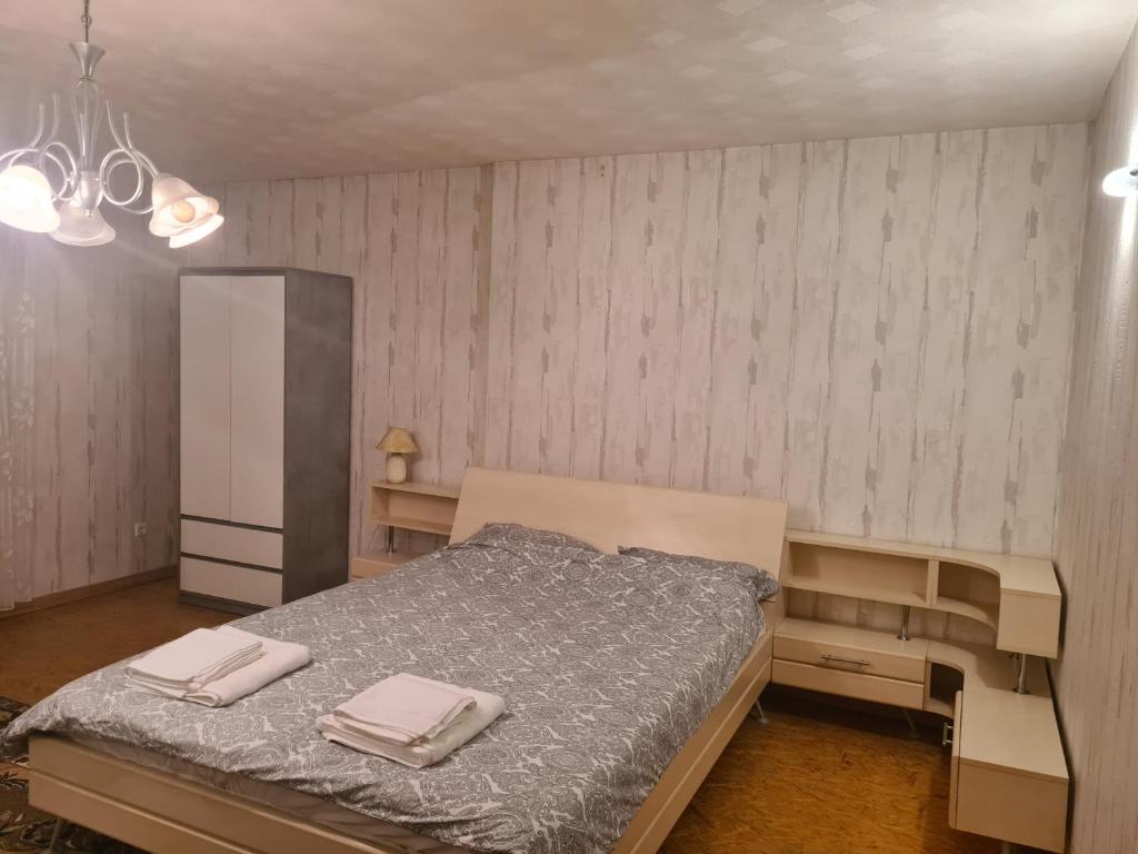 1 dormitorio con 1 cama con 2 toallas en Kranto Vila en Kaunas