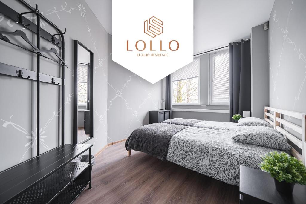 una camera con un grande letto e uno specchio di Lollo Motel Graičiūno - Lollo Luxury a Vilnius