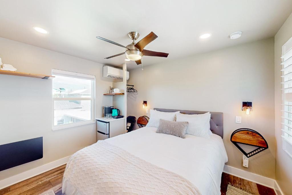 een slaapkamer met een bed en een plafondventilator bij Beach 5 Villas #B2 in Fernandina Beach