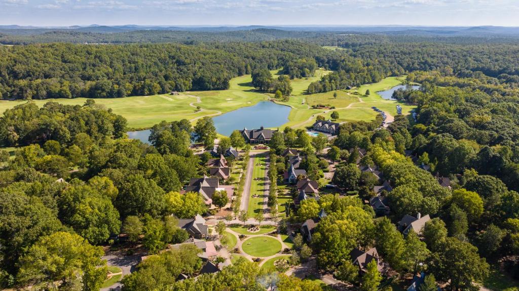 vista aerea su un campo da golf e su un lago di Barnsley Resort ad Adairsville