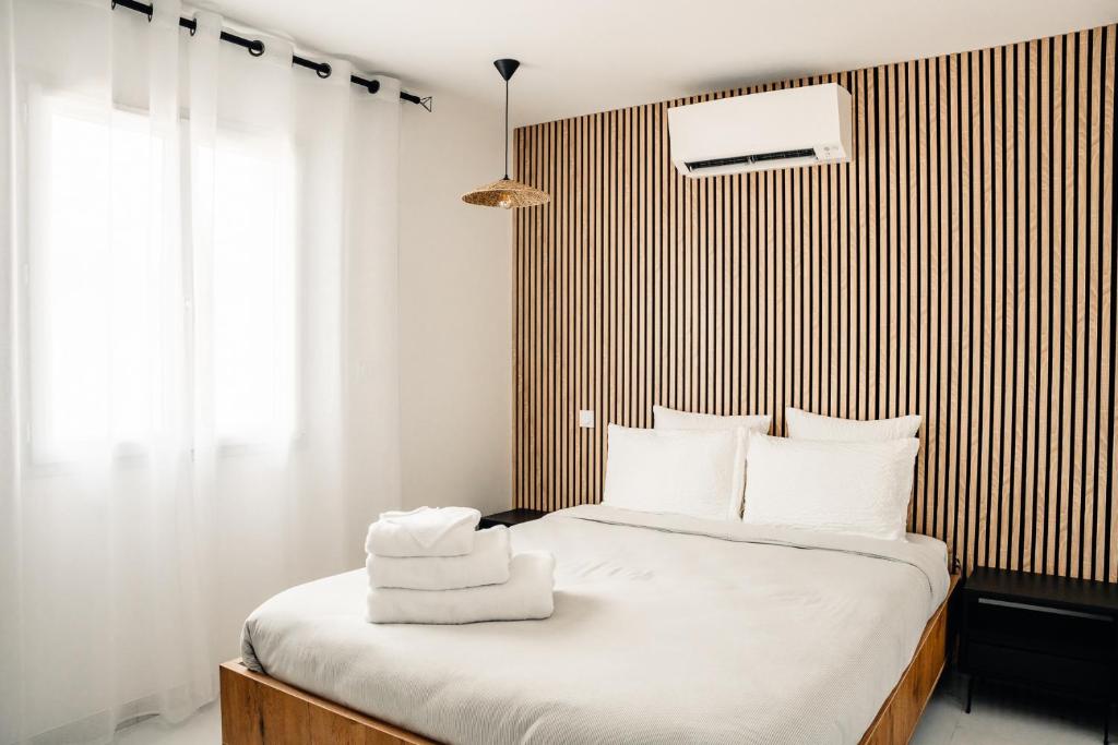 une chambre avec un lit avec des serviettes dessus dans l'établissement ANNA : vue sur les vignes, spa exterieur, sans vis-a-vis, à Goudargues