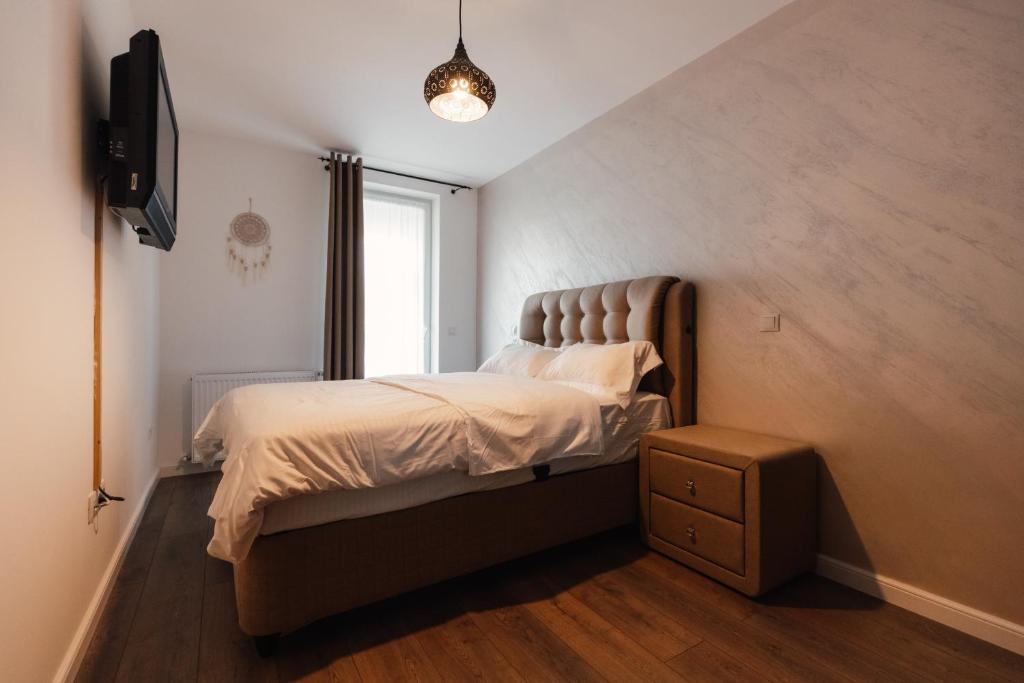 een kleine slaapkamer met een bed en een raam bij VIVO Residence Short Stay in Baia Mare