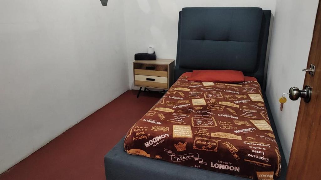 Giường trong phòng chung tại VERSALLES rooms