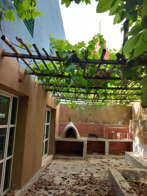 an outside view of a building with a bunch of green vines at Résidence les lauriers in Kenitra