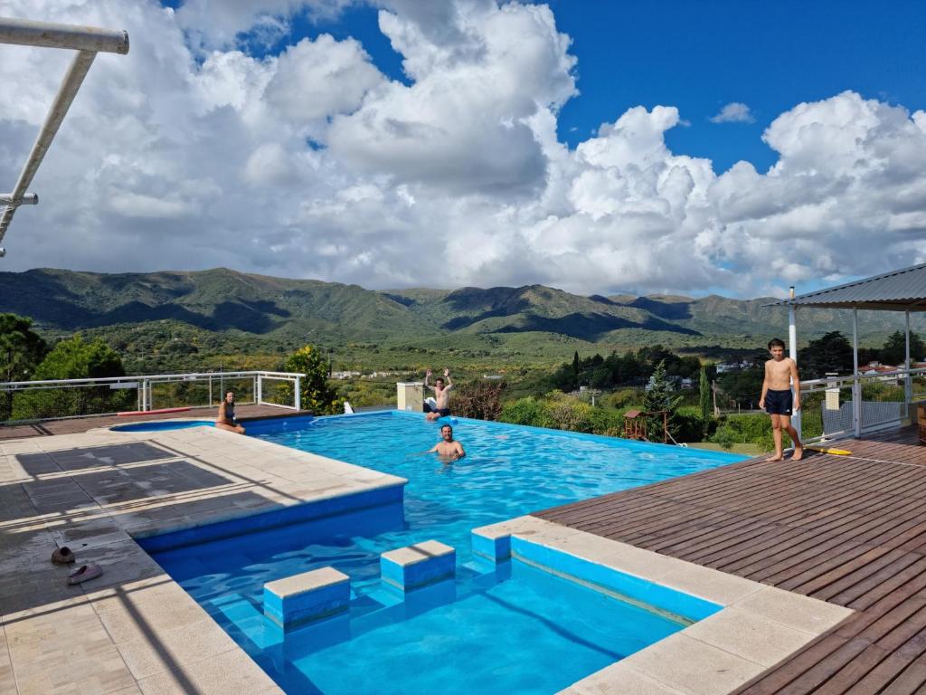 una piscina con vistas a las montañas en Cabañas Altos del Nagual en Valle Hermoso
