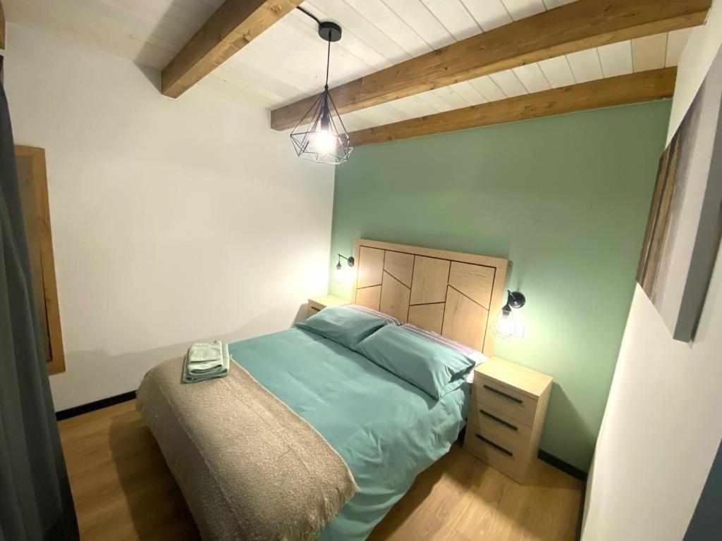 Postel nebo postele na pokoji v ubytování Ático abuhardillado imak Jaca