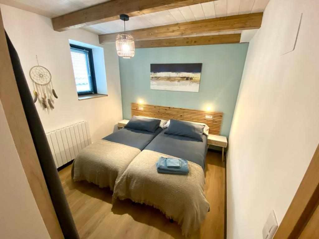Postel nebo postele na pokoji v ubytování Ático abuhardillado imak Jaca