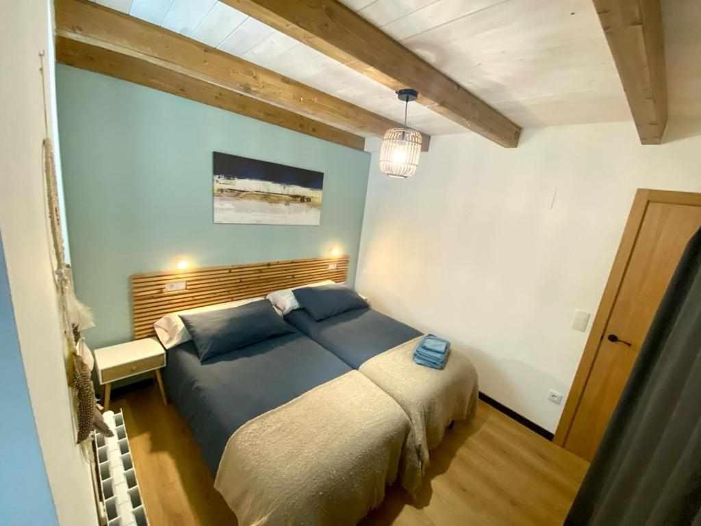 Postel nebo postele na pokoji v ubytování Ático abuhardillado imak Jaca