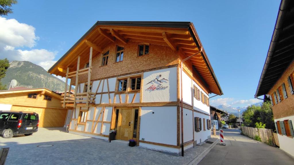 um edifício em construção com a frente dele em AlpStern Ferienwohnung em Oberstdorf