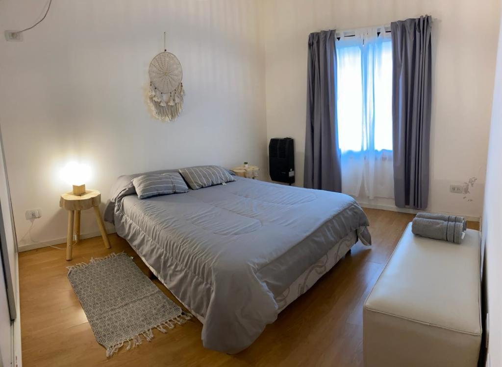 聖佩德羅的住宿－Buen Descanso 2，一间卧室设有一张大床和一个窗户。
