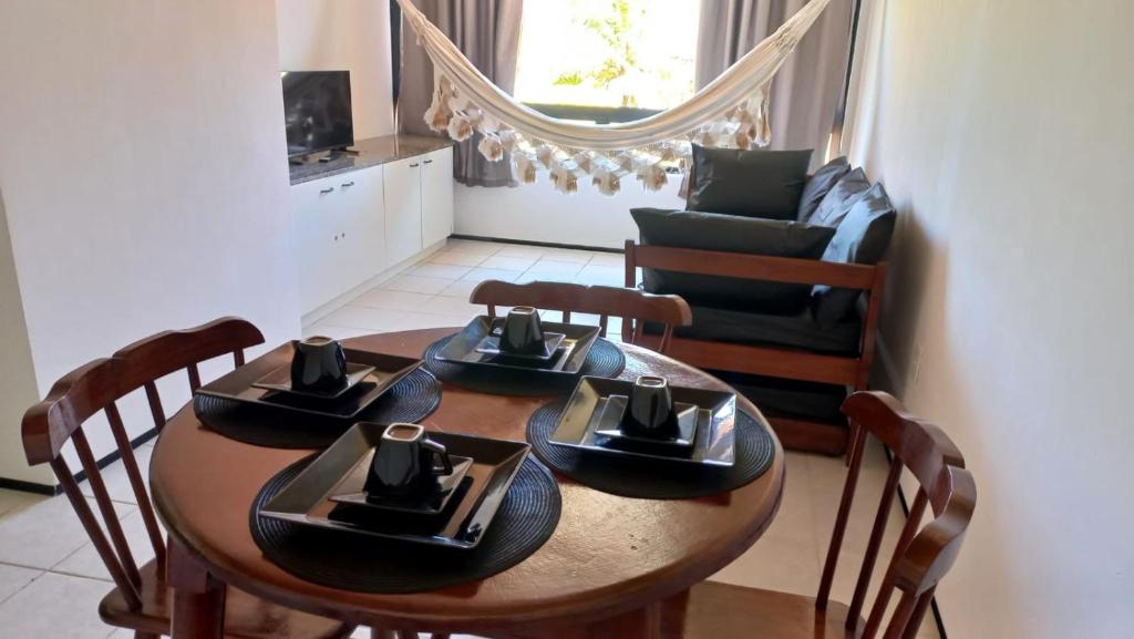 uma mesa de jantar com tigelas e pratos em FLAT 206 MAR E SOL em Porto de Galinhas